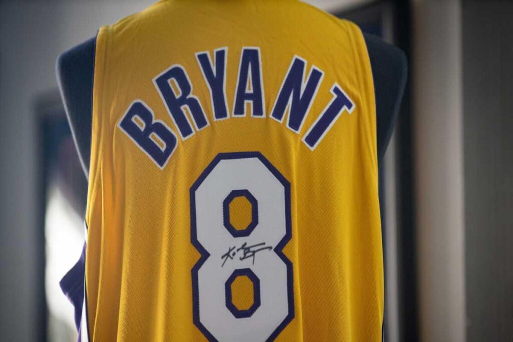 La maglia da rookie di Bryant battuta all'asta per 7 milioni di dollari
