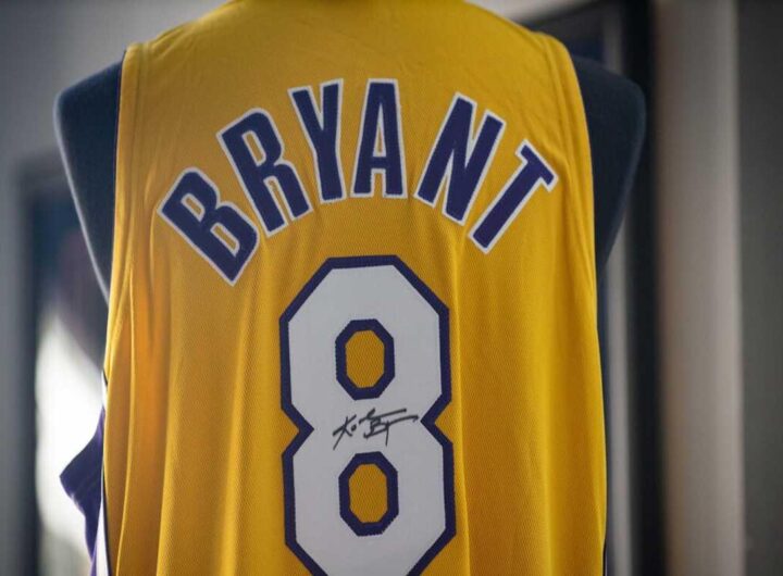 La maglia da rookie di Bryant battuta all'asta per 7 milioni di dollari