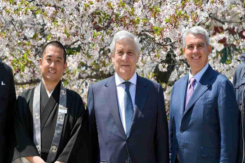 La torcia di Milano-Cortina 2026 svelata da Tajani a Osaka: un simbolo di speranza e unità