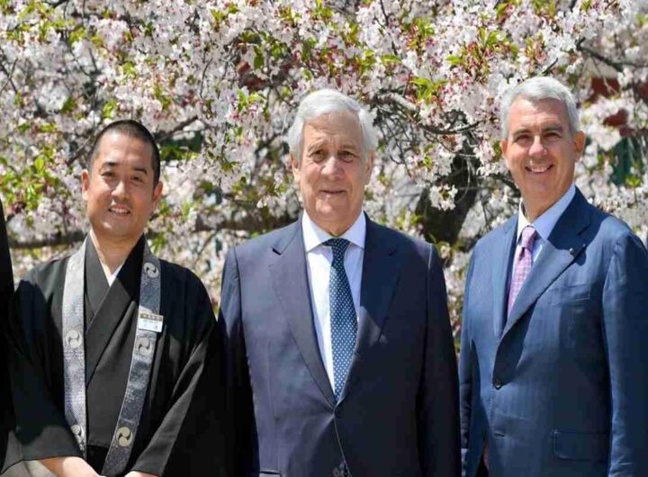La torcia di Milano-Cortina 2026 svelata da Tajani a Osaka: un simbolo di speranza e unità