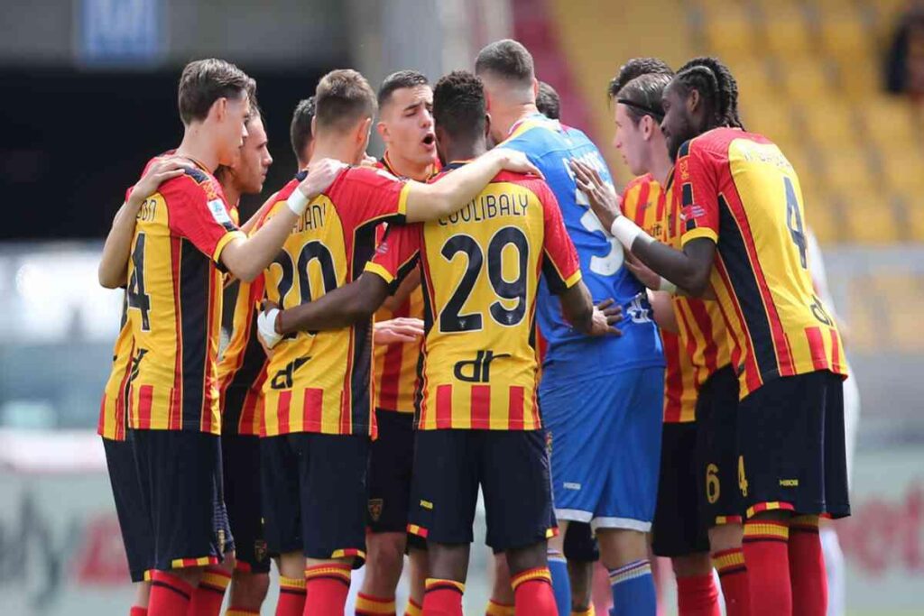 Lecce in campo con una maglia bianca: la protesta che scuote il calcio