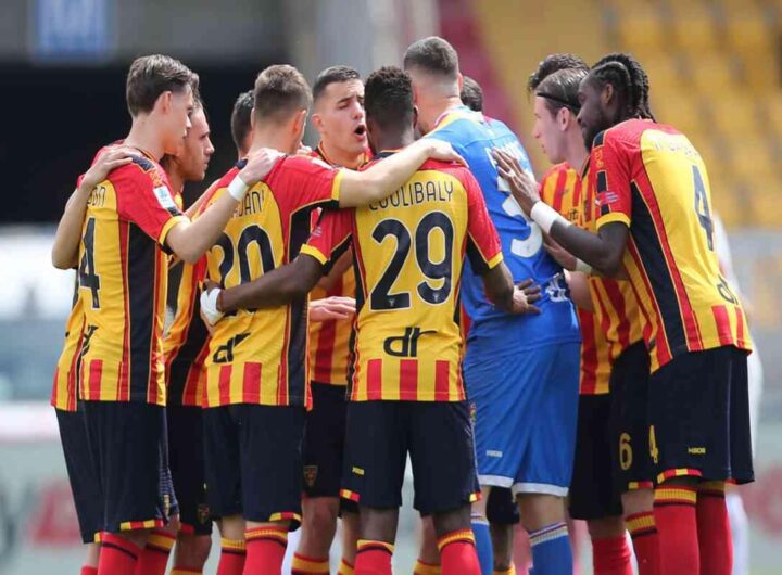 Lecce in campo con una maglia bianca: la protesta che scuote il calcio