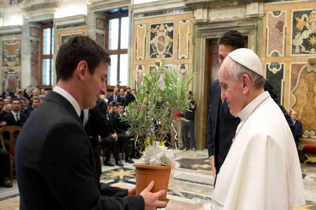 Messi dice addio: un Papa argentino che avvicina il mondo