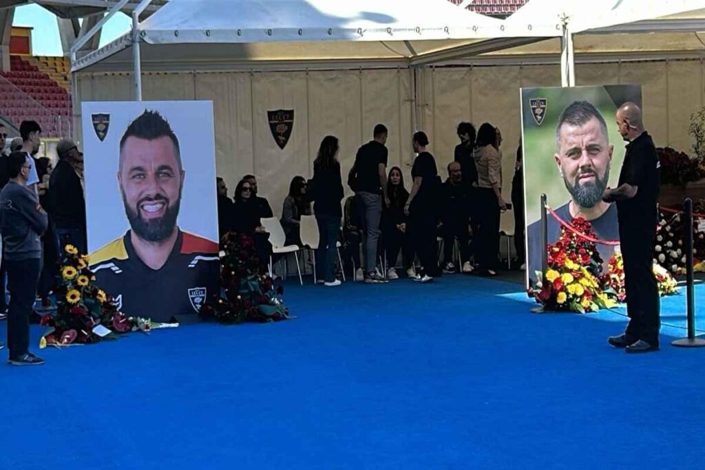 Migliaia di tifosi al Via del Mare per dare l'ultimo saluto a Fiorita
