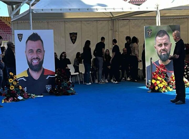 Migliaia di tifosi al Via del Mare per dare l'ultimo saluto a Fiorita
