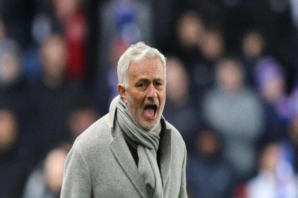 Mourinho in crisi: il gesto folle contro l'allenatore avversario