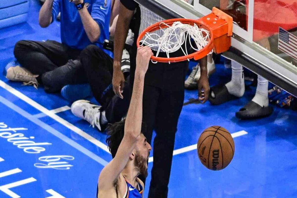 Oklahoma sorprende Memphis con una rimonta straordinaria e conquista il 3-0 nei playoff NBA