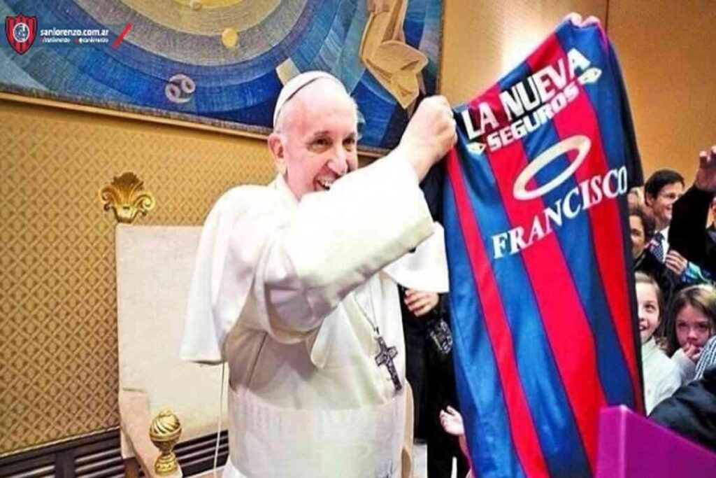 Papa e San Lorenzo: la maglia Insieme per l'eternità che unisce fede e sport