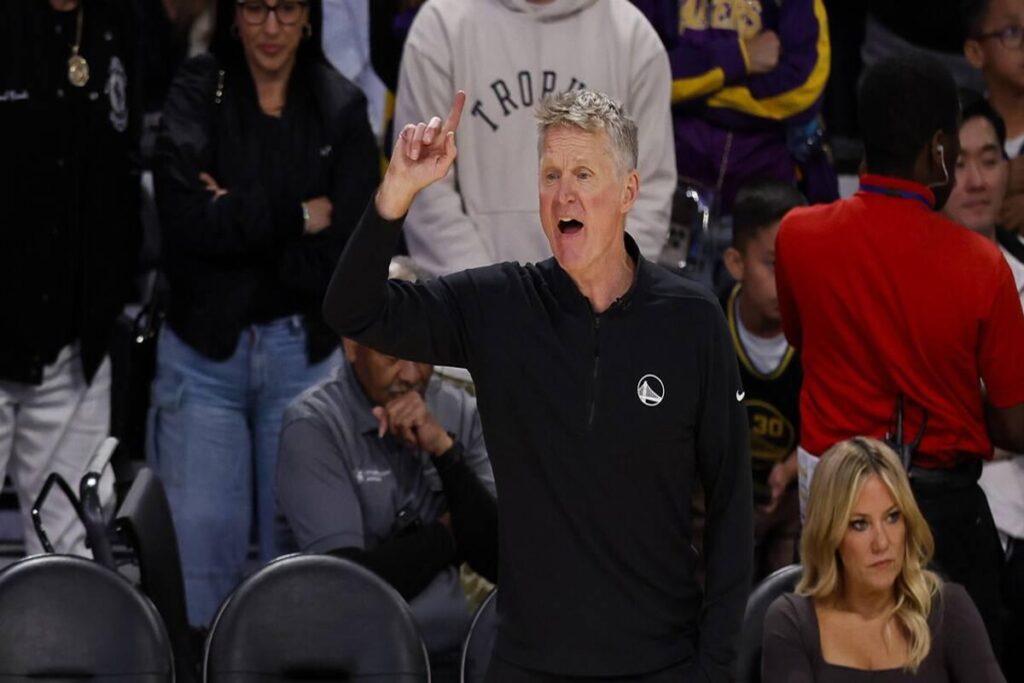 Steve Kerr si schiera con Harvard nella battaglia contro Trump