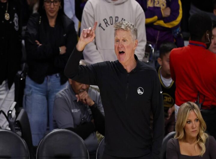 Steve Kerr si schiera con Harvard nella battaglia contro Trump