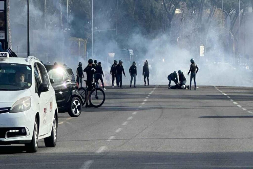 Tensione alle stelle: oggetti lanciati contro gli agenti prima di Lazio-Roma