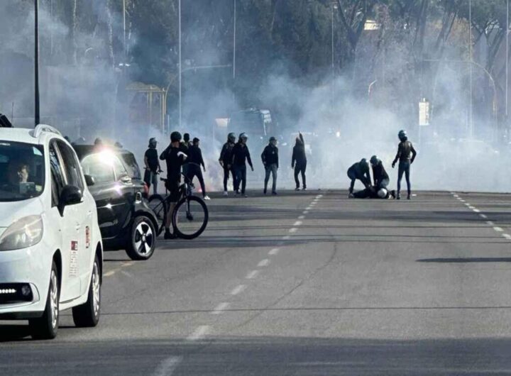 Tensione alle stelle: oggetti lanciati contro gli agenti prima di Lazio-Roma