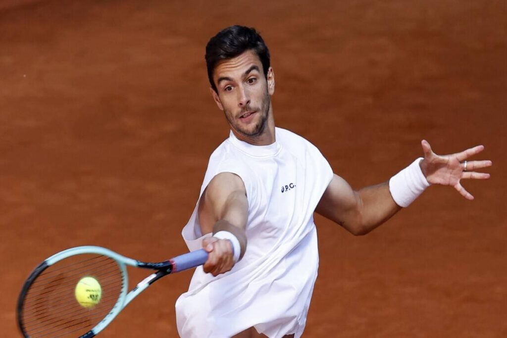 Tsitsipas eliminato a Madrid, Musetti avanza agli ottavi con grinta