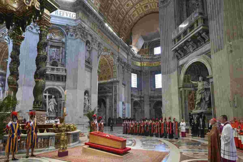 Un minuto di silenzio per il Papa prima delle semifinali Uefa