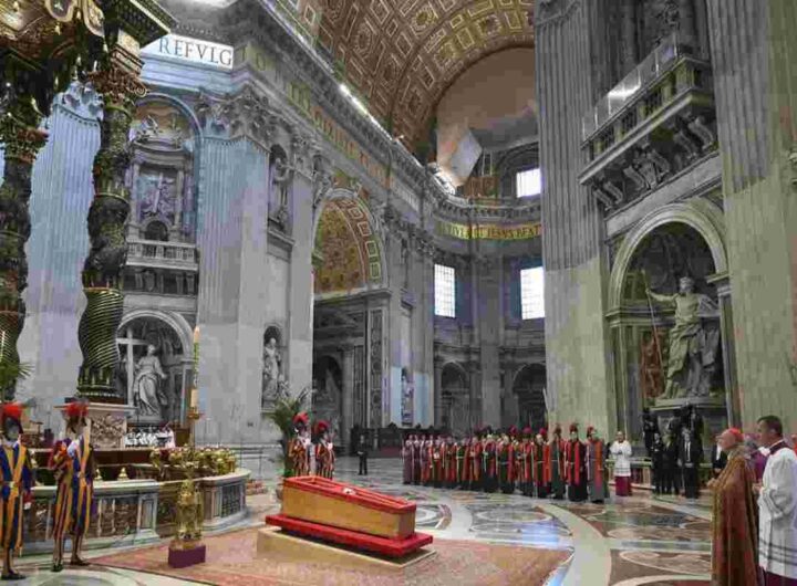 Un minuto di silenzio per il Papa prima delle semifinali Uefa