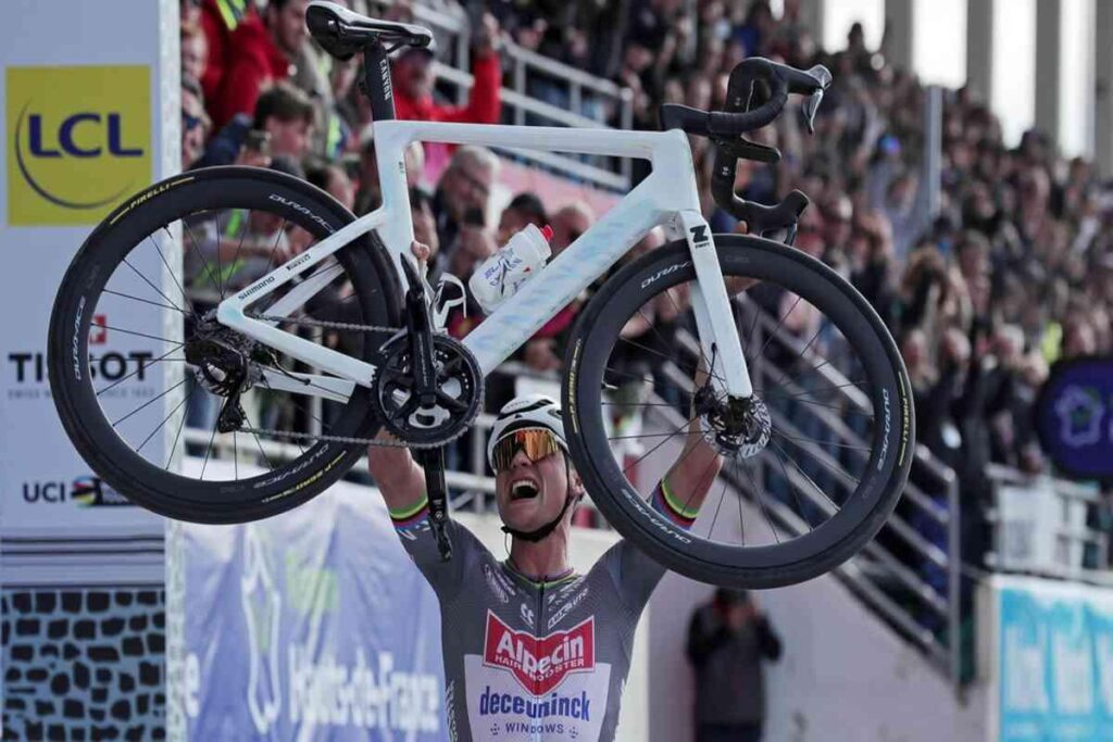 Van der Poel trionfa alla Parigi-Roubaix, battendo Pogacar in una sfida epica