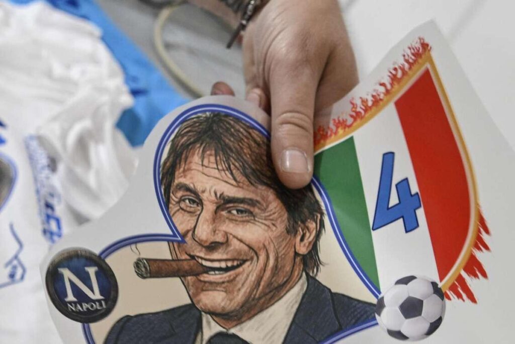 A Napoli la scaramanzia cede il passo al tifo: arrivano le T-shirt del quarto scudetto