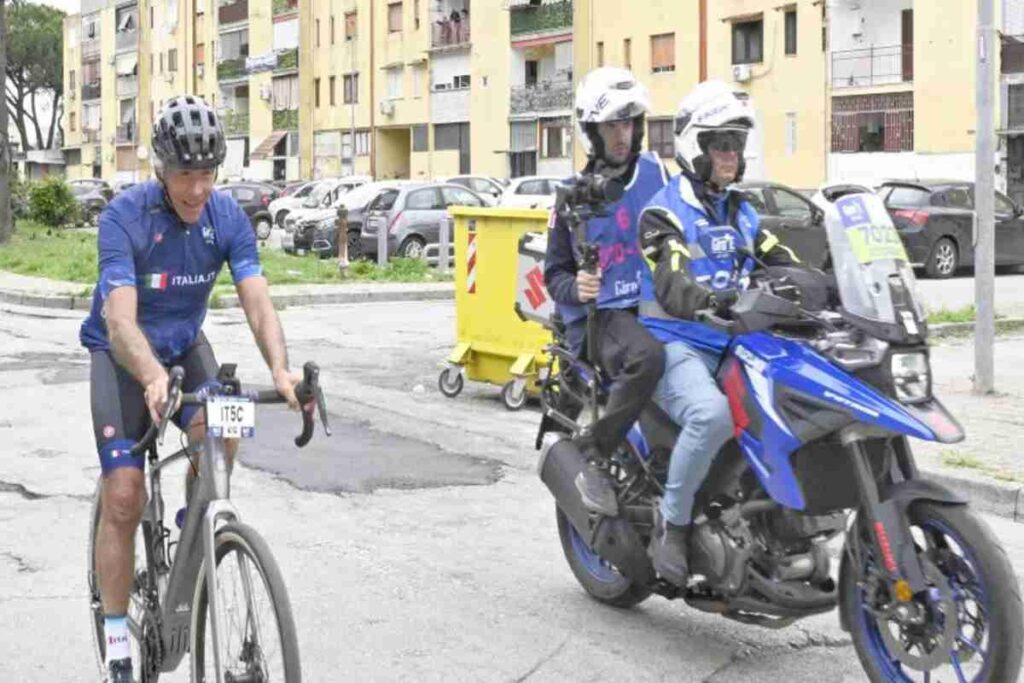 Abodi in bicicletta al Parco Verde: un incontro speciale con don Patriciello