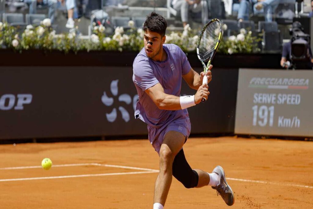 Alcaraz avanza al terzo turno degli Internazionali, supera Lajovic con grinta