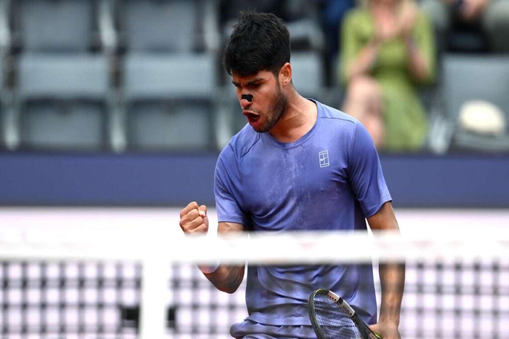 Alcaraz conquista i quarti di finale battendo Khachanov in tre set emozionanti