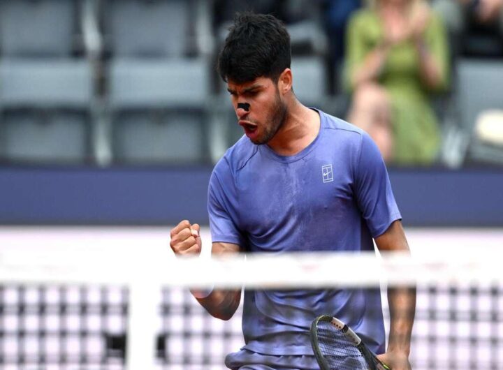 Alcaraz conquista i quarti di finale battendo Khachanov in tre set emozionanti