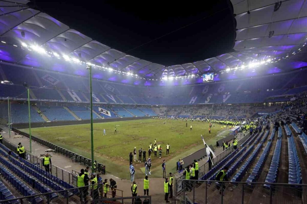 Amburgo festeggia la promozione, ma la gioia si trasforma in caos: 25 feriti nella Bundesliga