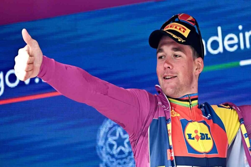 Ayuso colpisce al Giro, Roglic riconquista la maglia rosa