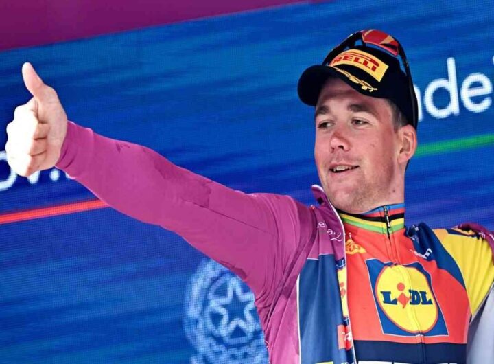 Ayuso colpisce al Giro, Roglic riconquista la maglia rosa