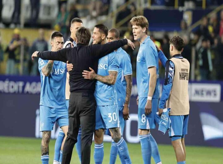 Caccia al biglietto: 350.000 tifosi in fila per Napoli-Cagliari
