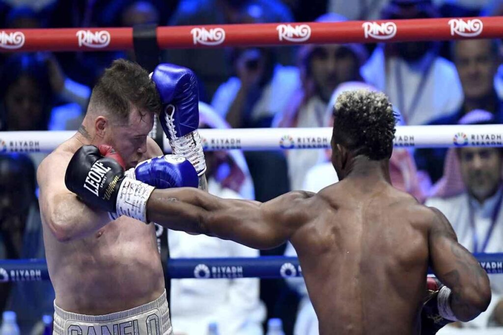 Canelo riunifica il titolo supermedi con una vittoria ai punti su Scull