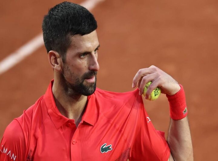 Djokovic supera Moutet e conquista il terzo turno del Roland Garros