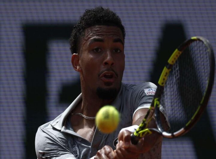 Fils costretto a ritirarsi da Roland Garros per frattura da stress
