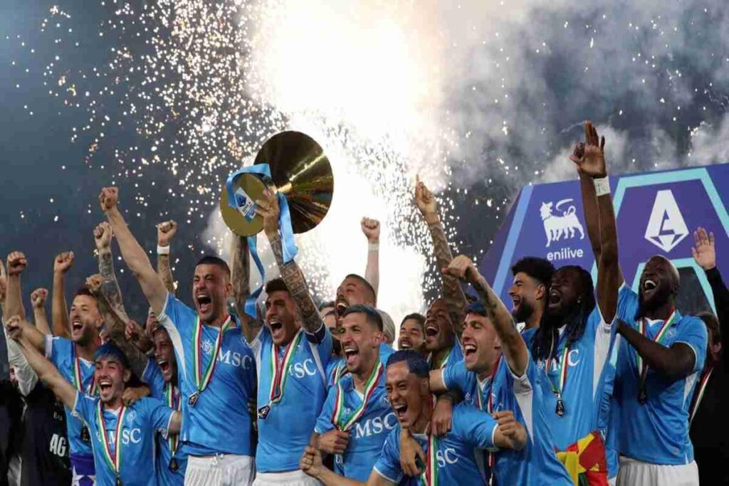 Giocatori con capelli tinti di azzurro: la festa di Napoli in campo