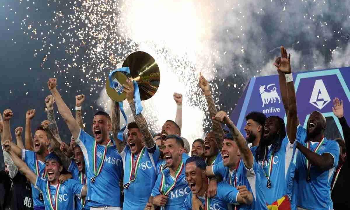 Giocatori con capelli tinti di azzurro: la festa di Napoli in campo