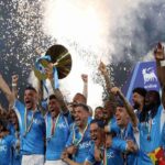 Giocatori con capelli tinti di azzurro: la festa di Napoli in campo