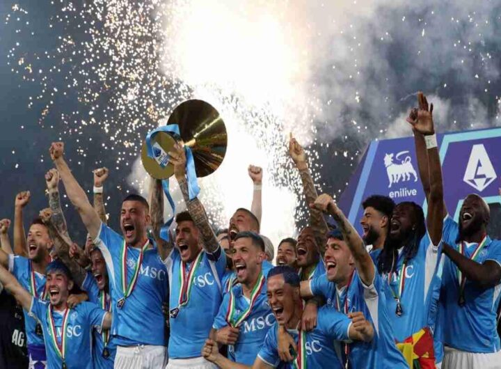Giocatori con capelli tinti di azzurro: la festa di Napoli in campo