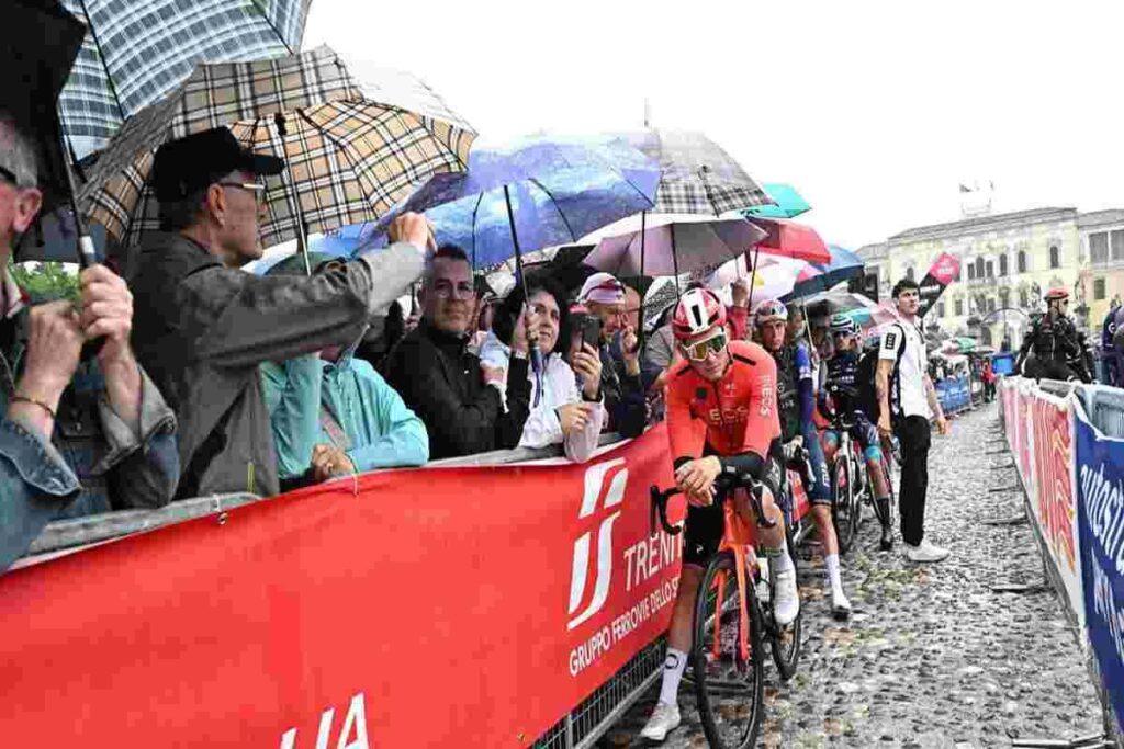 Giro d'Italia: Martinelli in pericolo dopo una drammatica caduta nel dirupo