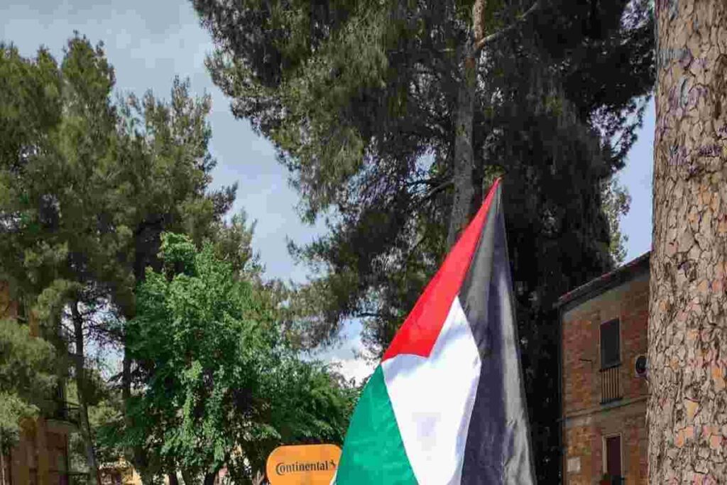 Giro d'Italia: la bandiera della Palestina sventola a Matera