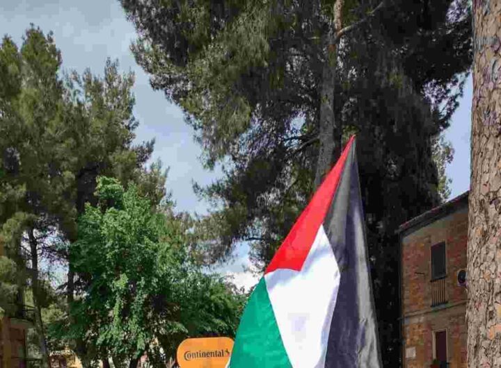 Giro d'Italia: la bandiera della Palestina sventola a Matera