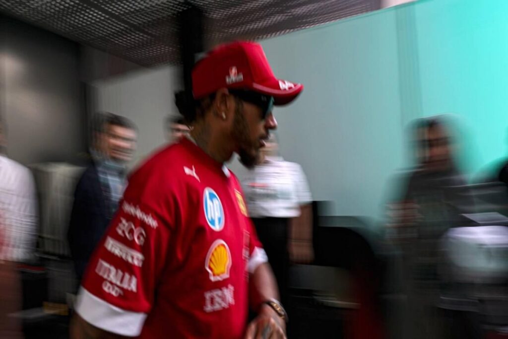 Hamilton rivela le sfide iniziali in Mercedes: un adattamento difficile in F1
