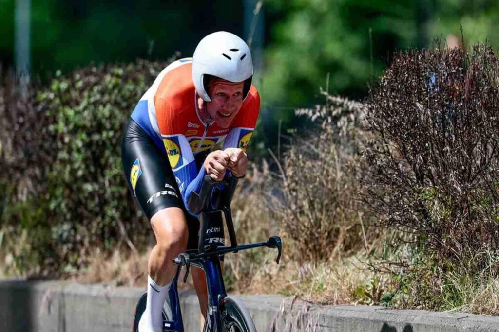 Hoole trionfa nella crono Lucca-Pisa al Giro d'Italia