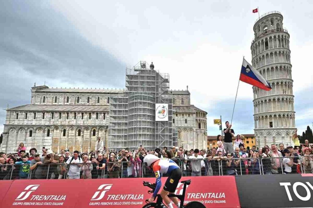 Hoole trionfa nella crono Lucca-Pisa: la 10ma tappa del Giro sorprende tutti