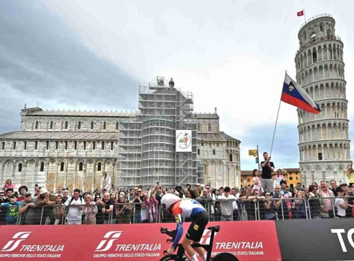 Hoole trionfa nella crono Lucca-Pisa: la 10ma tappa del Giro sorprende tutti