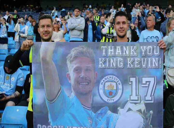 Il Manchester City onora De Bruyne con un mosaico e una strada dedicata