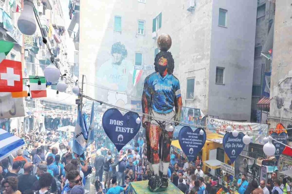 Inaugurata a Napoli una maestosa statua di Maradona alta oltre 6 metri