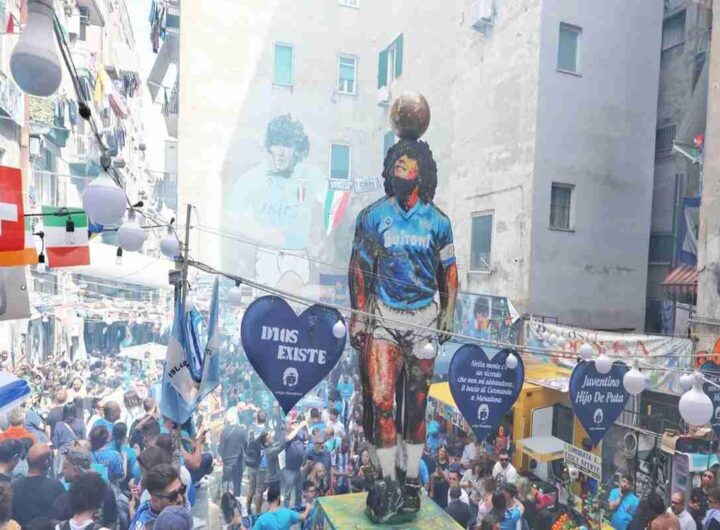 Inaugurata a Napoli una maestosa statua di Maradona alta oltre 6 metri