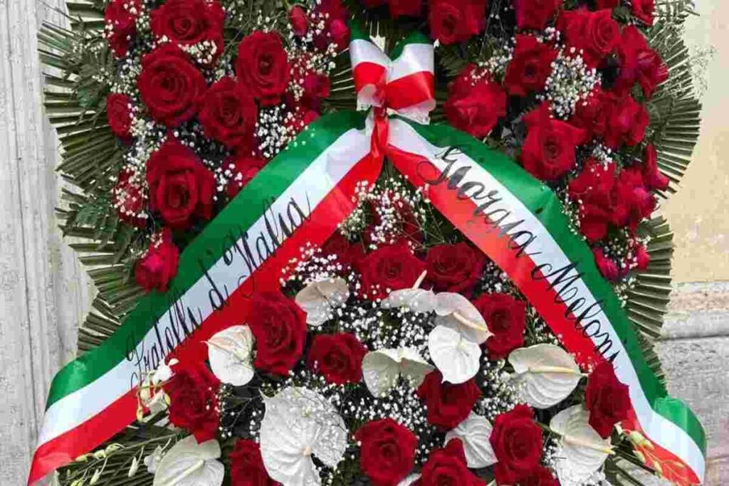 La corona di fiori della premier Meloni ai funerali di Benvenuti: un gesto che commuove