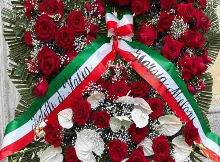 La corona di fiori della premier Meloni ai funerali di Benvenuti: un gesto che commuove