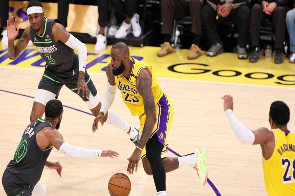 Lakers fuori dai playoff: LeBron si interroga sul suo futuro