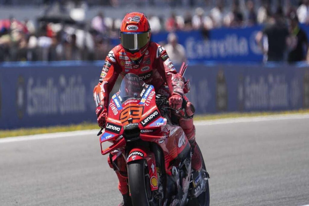 Marc Marquez fa la storia in MotoGP Francia, ma Bagnaia non molla